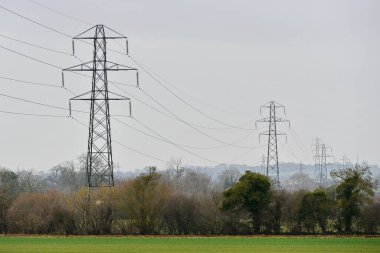 İngiliz kırsalından geçen elektrik direklerinin görüntüsü
