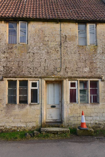 Esterno Una Vecchia Casa Pietra Abbandonata Una Strada Una Città — Foto Stock