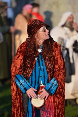 21 Mart 2016 'da İngiltere' nin Stonehenge kentinde düzenlenen bahar ekinoksu kutlamalarında bir kadın davul çalıyor. Druidler, putperestler ve şenlikler, ekinoksu gözlemlemek için antik ayakta duran taş anıtın önünde toplandılar..