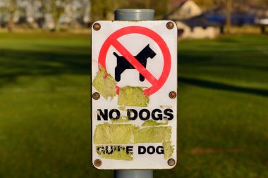 Park girişinde 'Köpek Yasaktır' tabelası görünümü