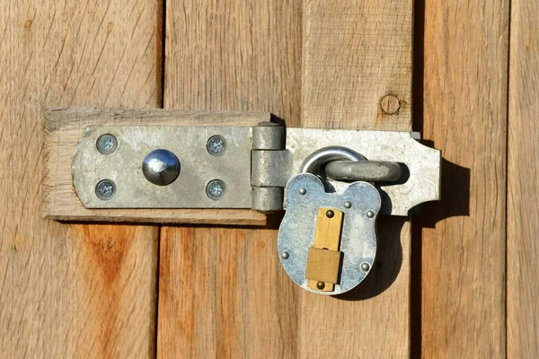 Κλείσιμο Προβολής Μιας Πόρτας Κλειδωμένη Από Λουκέτο — Φωτογραφία Αρχείου