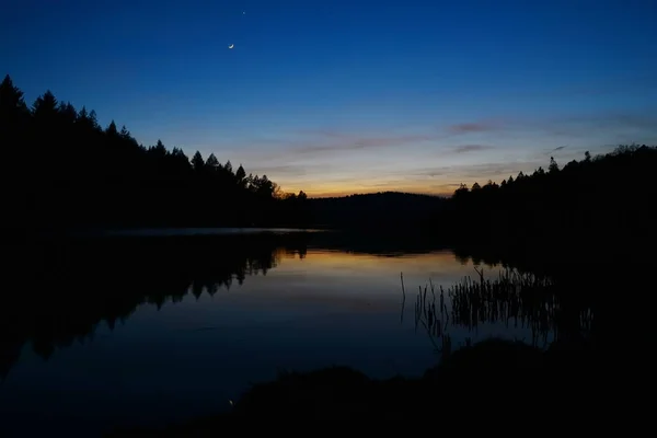 Vackert Landskap Med Sjö Vid Solnedgången — Stockfoto