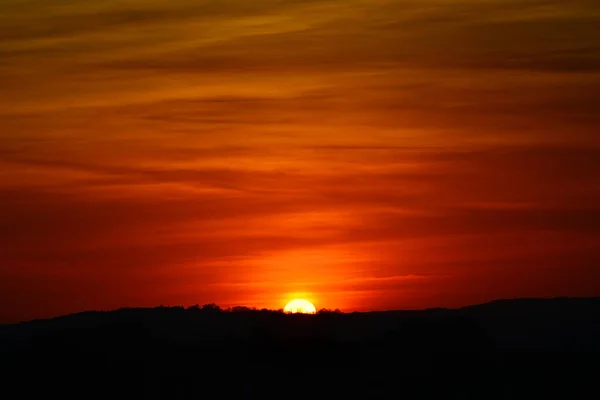 Východ Slunce Siluetou Lesa Krásnou Soumračnou Oblohou Nad — Stock fotografie