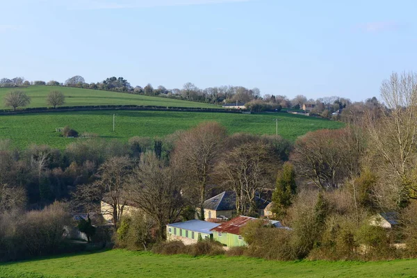 Landschaftlich Reizvolle Aussicht Auf Saftig Grüne Felder Und Altes Dorf — Stockfoto