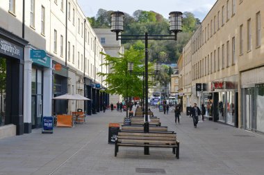 Alışveriş yapanlar, 26 Aralık 2014 'te İngiltere' nin Bath kentinde yapılacak olan Boks Günü Satışı için şehir merkezinin Southgate alışveriş bölgesindeki mağazaları ziyaret ederler. Birçok mağaza geleneksel olarak Boks Günü 'nde satış yapar..