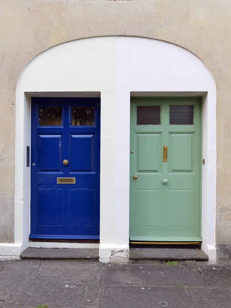 Portas Frente Uma Bela Casa Velha Uma Rua Uma Cidade — Fotografia de Stock