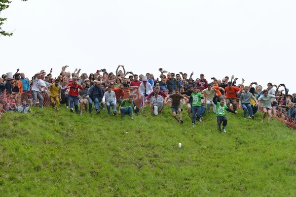 Los Competidores Participan Las Tradicionales Carreras Queso Rodante Cooper Hill — Foto de Stock