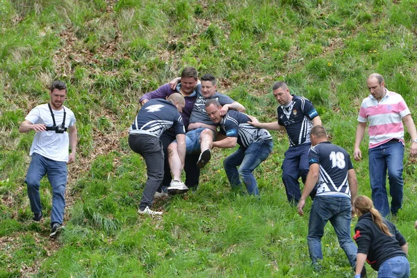 Die Teilnehmer Nehmen Mai 2015 Brockworth Großbritannien Den Traditionellen Käserennen — Stockfoto