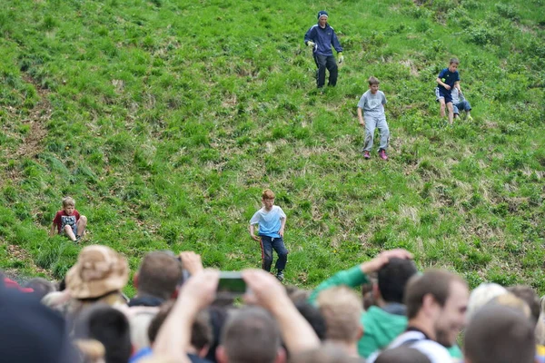 Závodníci Května 2015 Zúčastní Tradičních Závodů Válcování Sýrů Cooper Hill — Stock fotografie