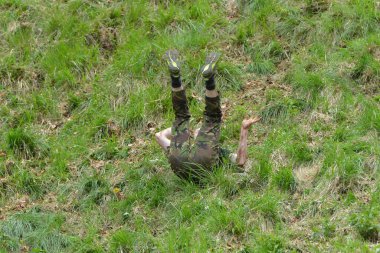 Yarışmacılar, Cooper 's Hill' deki geleneksel peynir yuvarlama yarışlarına 25 Mayıs 2015 'te Brockworth, İngiltere' de katılmaktadır. 19. yüzyıla dayanan onaylanmamış yıllık etkinliğe binlerce kişi katıldı..