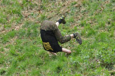 Yarışmacılar, Cooper 's Hill' deki geleneksel peynir yuvarlama yarışlarına 25 Mayıs 2015 'te Brockworth, İngiltere' de katılmaktadır. 19. yüzyıla dayanan onaylanmamış yıllık etkinliğe binlerce kişi katıldı..
