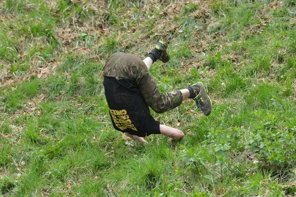 Yarışmacılar, Cooper 's Hill' deki geleneksel peynir yuvarlama yarışlarına 25 Mayıs 2015 'te Brockworth, İngiltere' de katılmaktadır. 19. yüzyıla dayanan onaylanmamış yıllık etkinliğe binlerce kişi katıldı..