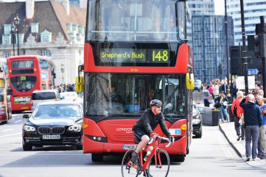 LONDON, İngiltere - 30 Mayıs 2015: Westminster şehrinde yoğun bir anayol boyunca trafik geçişi.
