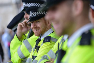 Londra - 30 Mayıs: Muhafazakar partinin 30 Mayıs 2015'te Londra'da yeniden seçilmesinin ardından hükümet kamu sektörü harcamalarında yapılan kesintilere karşı düzenlenen mitingde polis nöbet tutuyor.