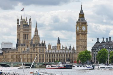 LONDON, UK - 30 Mayıs 2015: tarihi Westminster Sarayı 'nda Büyük Ben ve Parlamento Binası' nın manzarası. Parlamento, İngiliz hükümetinin Lordlar ve Avam Kamarası 'na ev sahipliği yapmaktadır..