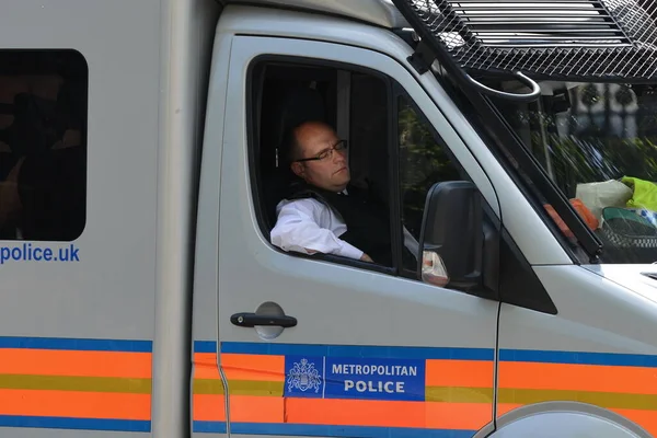 2015年5月30日 当部署在市中心街道上的时候 伦敦警察坐在一辆面包车里休息 — 图库照片
