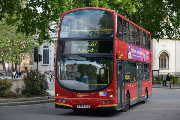 ロンドン ロンドン 英国で 2015 日に市内中心部の通りのロンドン Tfl バスを運ぶ乗客のための赤い輸送 Tfl はイギリスの首都での大量輸送システムを担当 — ストック写真
