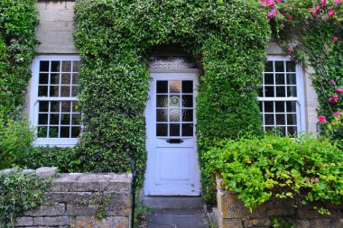 Bir İngiliz kasabasında, eski bir evin dış görünüşü ve bahçesi.