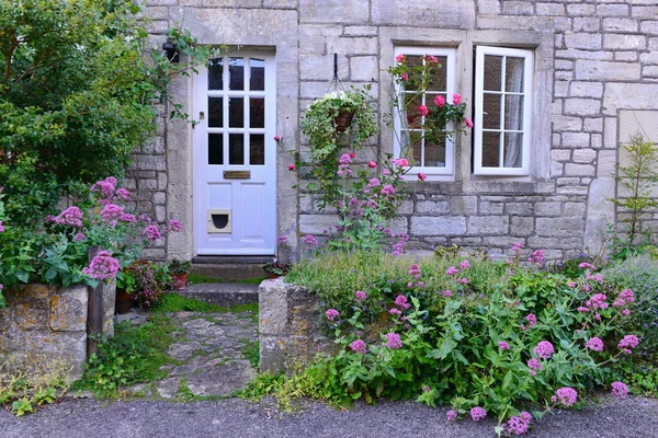 Blick Auf Das Äußere Und Den Garten Eines Alten Hauses — Stockfoto