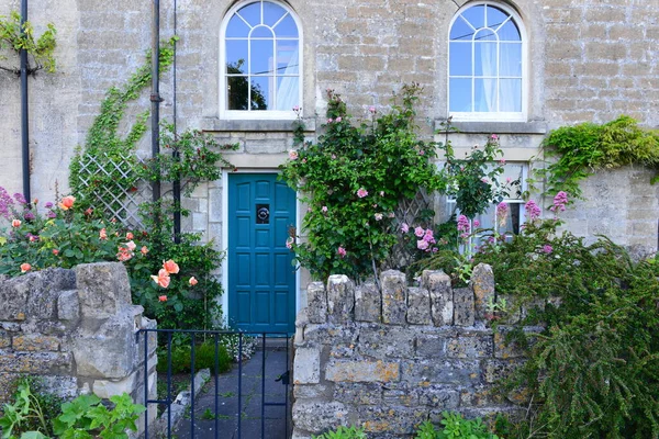 Blick Auf Das Äußere Und Den Garten Eines Alten Hauses — Stockfoto