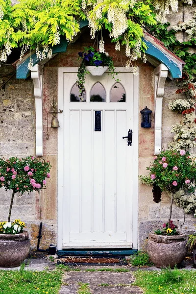 英国城镇街道上一座老房子的外观和花园 — 图库照片
