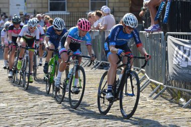 BATH - 11 Haziran 2015 'te İngiltere' nin Bath kentinde düzenlenen Pearl Izumi Tur bisiklet yarışı finalinde bisiklet sürücüleri yarışacak. Etkinlik binlerce seyirciyi pitoresk Somerset kentinin sokaklarına çekti..