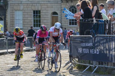 BATH - 11 Haziran 2015 'te İngiltere' nin Bath kentinde düzenlenen Pearl Izumi Tur bisiklet yarışı finalinde bisiklet sürücüleri yarışacak. Etkinlik binlerce seyirciyi pitoresk Somerset kentinin sokaklarına çekti..