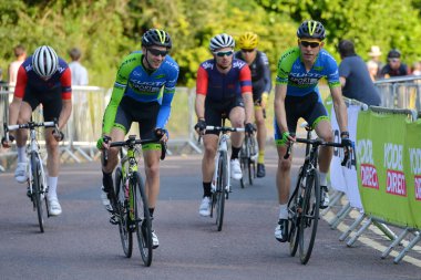 BATH - 11 Haziran 2015 'te İngiltere' nin Bath kentinde düzenlenen Pearl Izumi Tur bisiklet yarışı finalinde bisiklet sürücüleri yarışacak. Etkinlik binlerce seyirciyi pitoresk Somerset kentinin sokaklarına çekti..