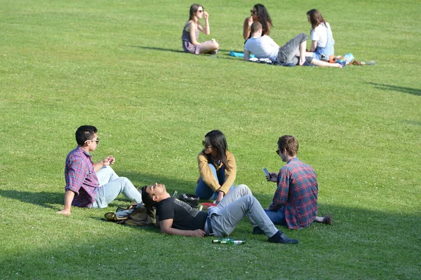 İnsanlar 11 Haziran 2015 'te İngiltere' nin Bath kentindeki Royal Victoria Parkı 'nda toplanıyor. Somerset 'in pitoresk şehri Bath' a her yıl 4 milyondan fazla ziyaretçi geliyor..