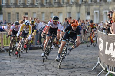 Banyo - Haziran 11: Peleton sürmek Pearl Izumi tur serisi bisiklet yarışında 11 Haziran 2015 son Bath, İngiltere'de. Olay Seyirci binlerce pitoresk Somerset şehrin sokaklarına çekti..