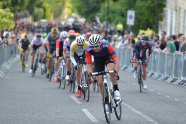 Banyo - Haziran 11: Peleton sürmek Pearl Izumi tur serisi bisiklet yarışında 11 Haziran 2015 son Bath, İngiltere'de. Olay Seyirci binlerce pitoresk Somerset şehrin sokaklarına çekti..