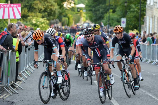 Banyo - Haziran 11: Peleton sürmek Pearl Izumi tur serisi bisiklet yarışında 11 Haziran 2015 son Bath, İngiltere'de. Olay Seyirci binlerce pitoresk Somerset şehrin sokaklarına çekti..
