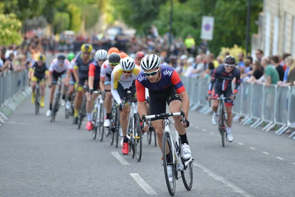 Banyo - Haziran 11: Peleton sürmek Pearl Izumi tur serisi bisiklet yarışında 11 Haziran 2015 son Bath, İngiltere'de. Olay Seyirci binlerce pitoresk Somerset şehrin sokaklarına çekti..