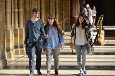 Londra - Jun 16: Londra, İngiltere'de 16 Haziran 2015 tarihinde Doğal Tarih Müzesi bir koridor boyunca insanlar yürüyüş. 1881 yılında kurulan müzenin dünyanın dört bir yanından gelen 80 milyon öğeler evleri.