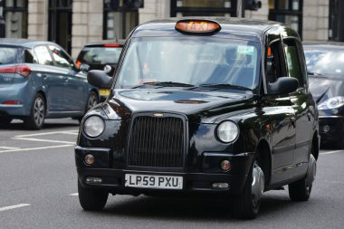 Londra, İngiltere - 5 Haziran 2019: Londra şehrinde trafik yoğun bir yol boyunca geçer.