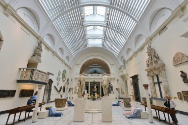 Londra, İngiltere - 16 Haziran 2015: İnsanlar Victoria ve Albert Müzesini ziyaret ediyor. Müze, 4,5 milyondan fazla nesne koleksiyonuyla dünyanın en büyük dekoratif sanat ve tasarım koleksiyonuna sahip..