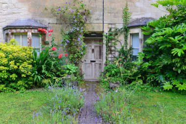 İngiliz kasabasında eski bir evin ahşap ön kapısı.