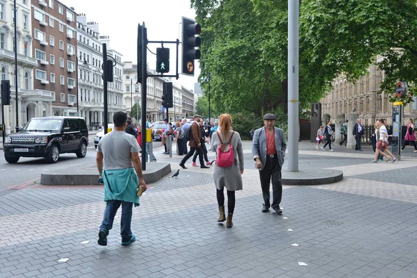 Fußgänger Überqueren Mai 2015 London Eine Vielbefahrene Straße Westminster Westminster — Stockfoto