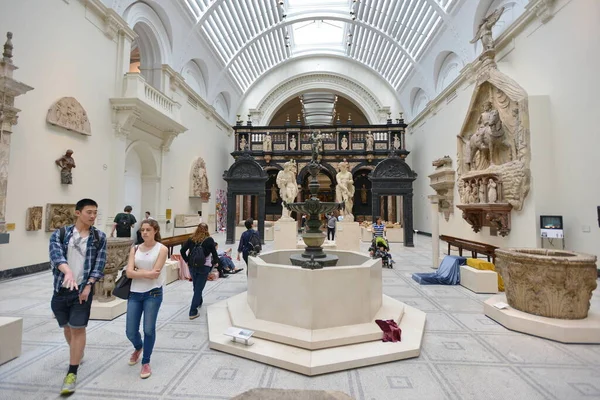 Londra, İngiltere - 16 Haziran 2015: İnsanlar Victoria ve Albert Müzesini ziyaret ediyor. Müze, 4,5 milyondan fazla nesne koleksiyonuyla dünyanın en büyük dekoratif sanat ve tasarım koleksiyonuna sahip..