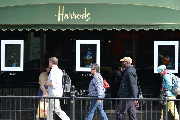 Londen Jun Mensen Lopen Langs Beroemde Harrods Winkel Jun 2015 — Stockfoto