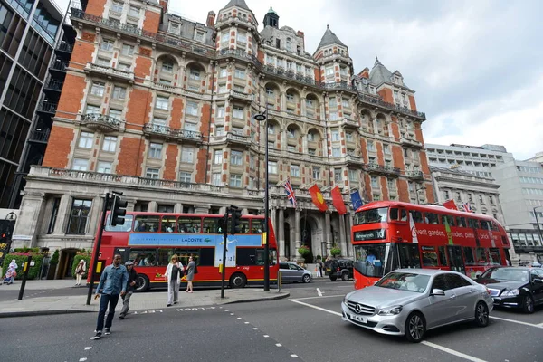 People Traffic Pass Famous Harrods Department Store June 2015 London — Foto de Stock