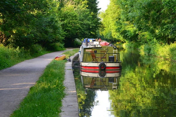 Somerset İngiltere 'de Bath yakınlarındaki Kennet ve Avon Kanalında Dar Bir Tekne Manzarası
