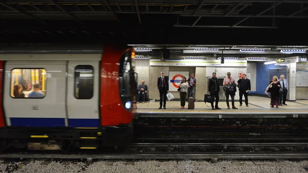 人董事会和下船维多利亚线地下火车上 2015 日在伦敦 伦敦地铁载客记录 6000 2013年 2014 — 图库照片