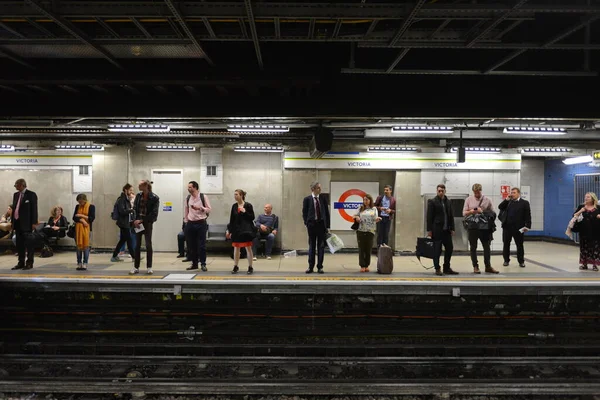 London Juni Menschen Steigen Juni 2015 London Großbritannien Einen Bahn — Stockfoto