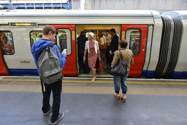 London Jun People Board Disembark Victoria Line Underground Train Jun — Stock Photo, Image