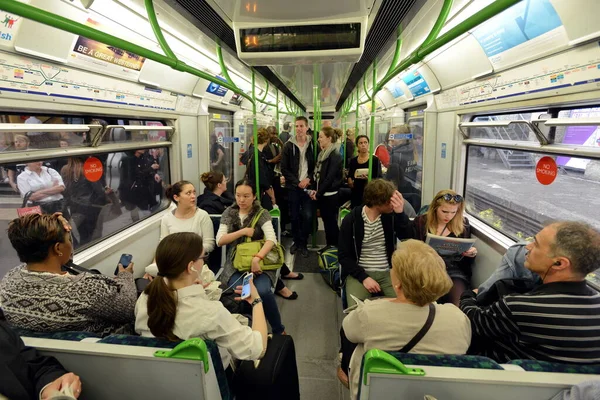 London Jun People Board Disembark Victoria Line Underground Train Jun — Stock Photo, Image