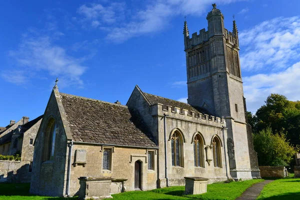 Vista Uma Bela Igreja Antiga Terrenos Uma Cidade Inglesa — Fotografia de Stock