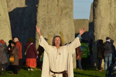Stonehenge, İngiltere - 22 Aralık 2018: Haberciler kış gündönümünü kutlamak için Stonehenge 'de toplandılar.