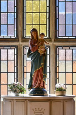 Kilisedeki Bakire Meryem ve İsa 'nın heykeli