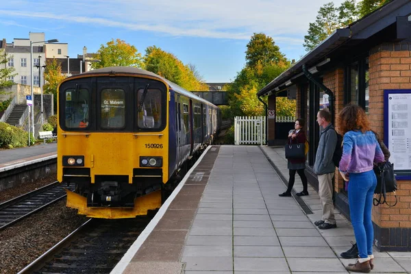 Train Approaches Rail Travellers Wait Bath Spa Railway Station July — Stock Photo, Image